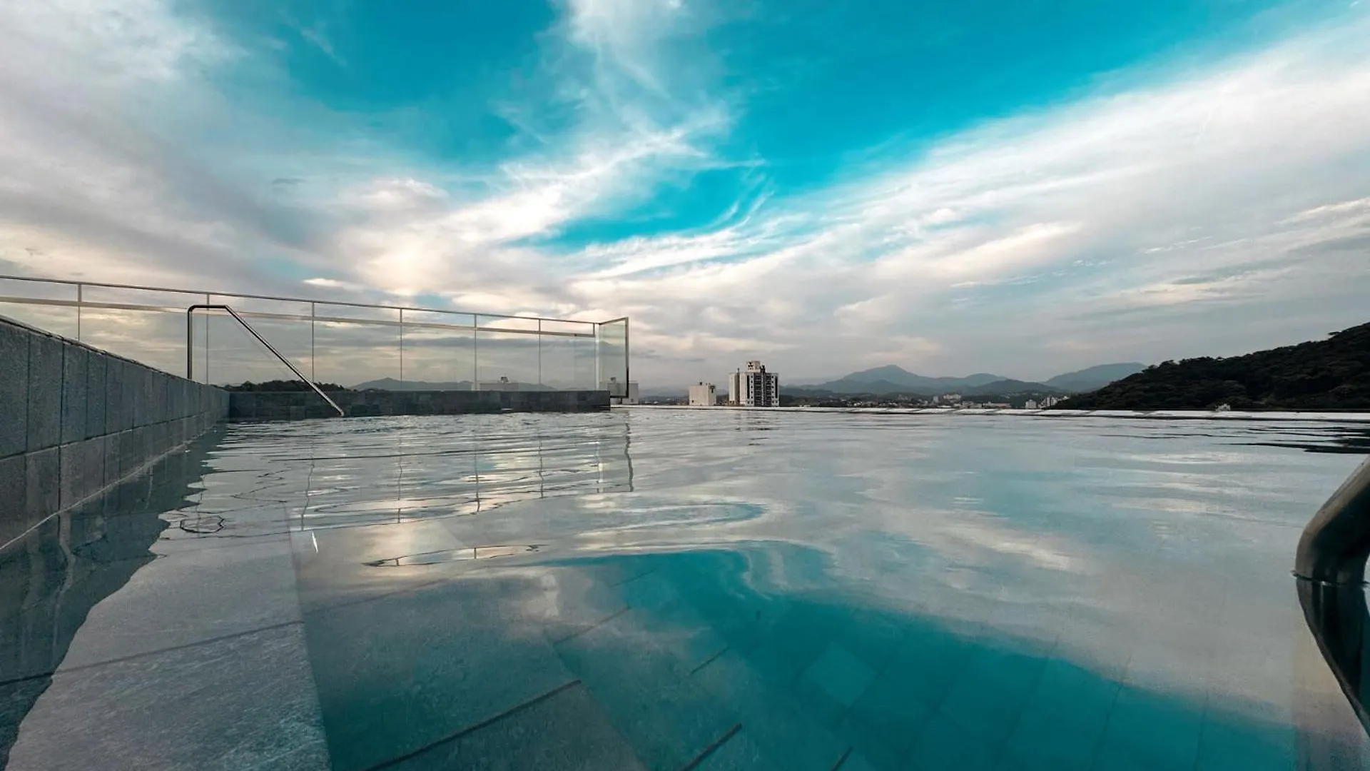Loft Studio Com Piscina Em Blumenau Zw3837 브라질